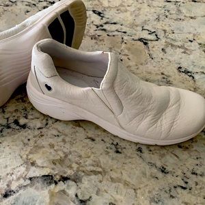 White soft leather nurse mates size 8 1:2
